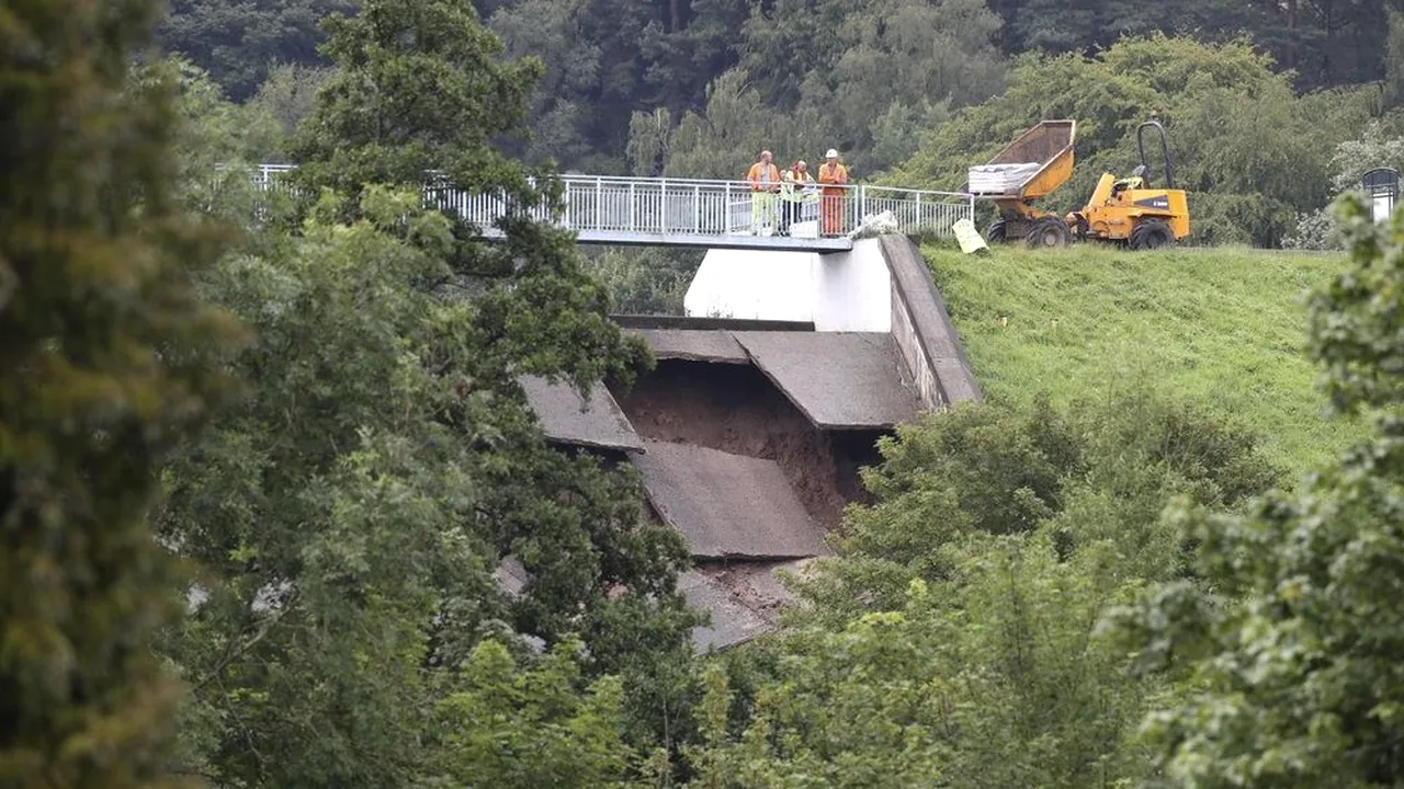 Stare de alertă în Marea Britanie: Mii de oameni au fost evacuaţi după ce un baraj a fost grav avariat de ploi