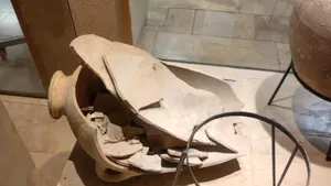 Un copil a spart din greşeală un obiect vechi de 3.500 de ani, expus într-un muzeu