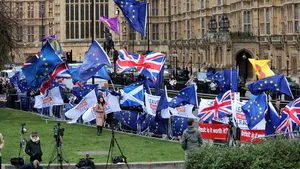 Prima demisie după decizia lui Boris Johnson de suspendare a Parlamentului. Liderul filialei din Scoţia din Partidul Conservator se retrage