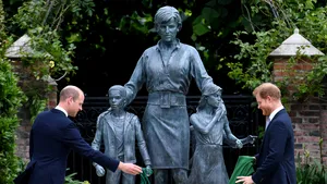 VIDEO Statuia-omagiu închinată prinţesei Diana a fost dezvelită azi, de William şi Harry, în grădina Palatului Kensington