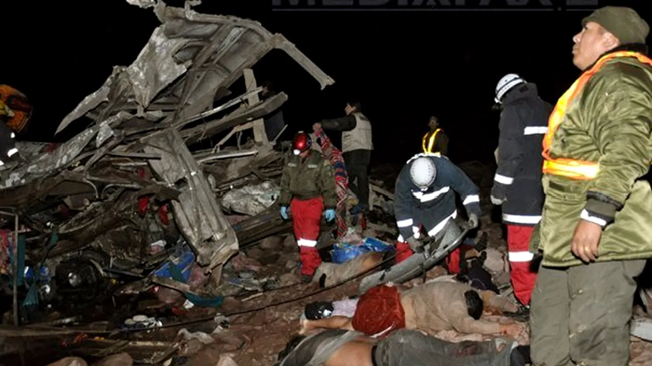 Un autocar a căzut de pe un pod în Bolivia, provocând moartea a 25 de persoane