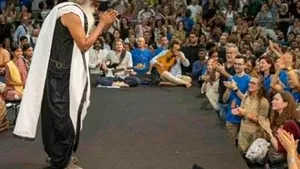 Cel mai faimos guru a umplut o sală de 4.000 de locuri. Oamenii au plătit sume exorbitante pentru un bilet
