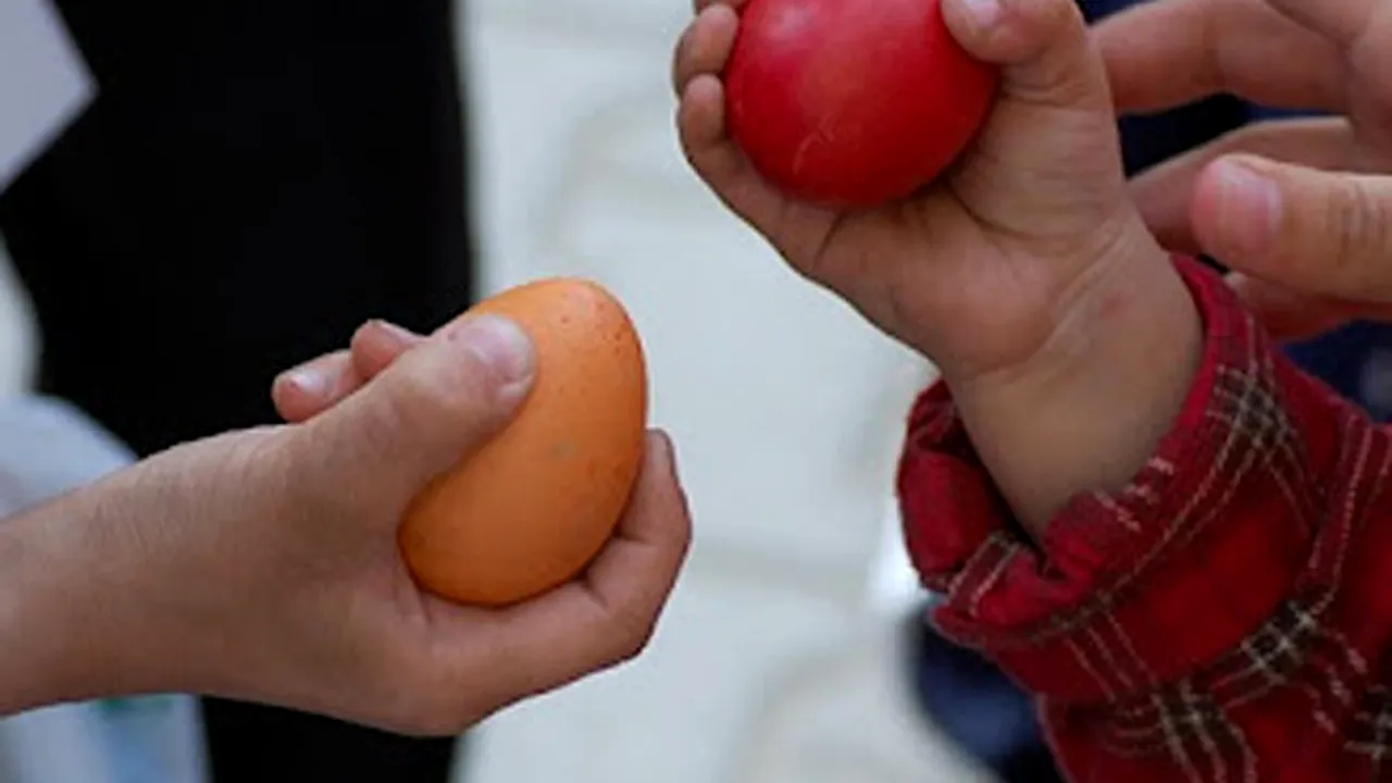 Concurs de ciocnit ouă în faţa bisericii: Un vechi obicei de Paşte, respectat cu sfinţenie într-un sat din Bistriţa-Năsăud