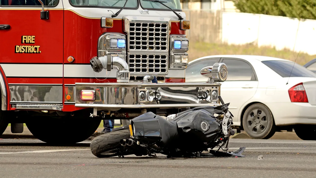 Accident grav de motocicletă, iar vehiculul a luat foc. Pasagera de 35 de ani este în comă