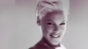 Pink a pozat topless pentru un album fotografic realizat de Bryan Adams - FOTO
