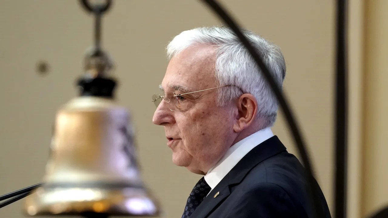 Mugur Isărescu reacţie după ce guvernul prognozează un curs peste 5 lei pentru un euro. Ce spune guvernatorul BNR despre inflaţie şi un război comercial SUA-UE