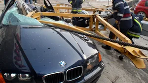 O macara s-a prăbuşit în centrul Iaşiului, distrugând mai multe maşini (Galerie Foto)