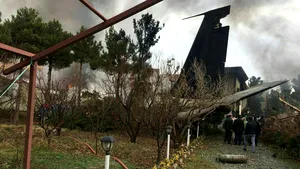 Un avion cargo Boeing 707 s-a prăbuşit în apropierea Teheranului. Primele imagini