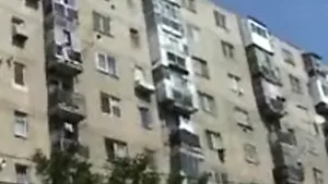 O fetiţă a supravieţuit după ce a căzut de la etajul cinci (VideoProTv)