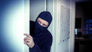 4 persoane cu măşti şi mănuşi au intrat cu forţa în 2 apartamente. O tânără a sărit de la etaj