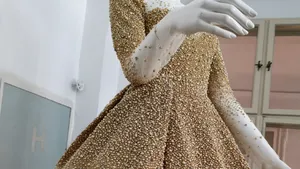 Apariţie SPECTACULOASĂ pentru orice mireasă: O rochie unicat, care cântăreşte 10 kilograme, a fost brodată manual cu mii de perle | FOTO