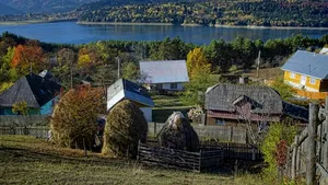 Vrancea: Basorelief cu chipul fostului primar din comuna Gologanu, pe zidul căminului cultural 