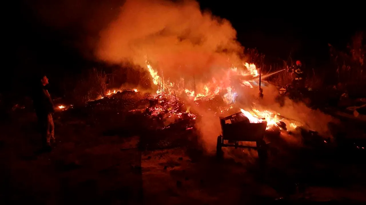 Bărbat carbonizat, găsit de pompieri într-un adăpost improvizat care a luat foc în Timişoara