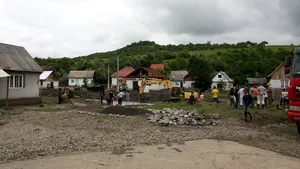 INUNDAŢII în Bistriţa-Năsăud: Zeci de case au fost pătrunse de ape, mai multe drumuri blocate 
