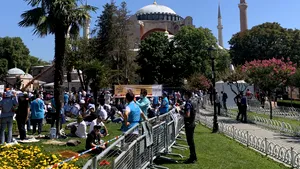 Astăzi răsună primele rugăciuni în catedrala Sfânta Sofia, după transformarea ei în moschee. „O ciocnire a civilizaţiilor”