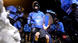 VIDEO Cine e jandarmul în civil care a ajuns la spital după ce a fost bătut de colegii lui în Piaţa Victoriei: 