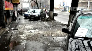 PMB: Peste 450 de persoane somate să cureţe zăpada din faţa imobilelor, 68 de amenzi aplicate