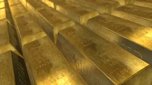 Angajatul unei primării a găsit din întâmplare aur în valoare de 40.000 de euro în timp ce tundea gazonul