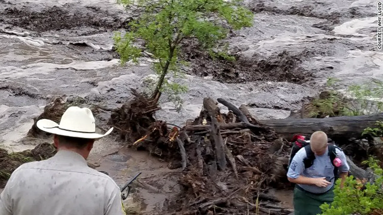 Cel puţin 9 persoane au murit în urma unei viituri în Arizona, în timp ce înotau într-un pârâu