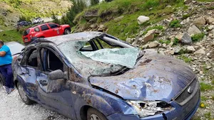 AVALANŞĂ de zăpadă cu pietre pe Transfăgărăşan/ O TURISTĂ, rănită. IMAGINI cu maşinile surprinse de fenomenul dezlănţuit pe versanţi - VIDEO, FOTO
