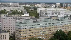 Bărbatul care ameninţa că se aruncă de la etajul opt, cu un copil în braţe, a fost preluat de Poliţie