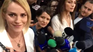 Gabriela Firea, enervată de prezenţa protestatarului 