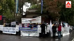 Câteva zeci de sindicalişti au pichetat sediul central al PDL