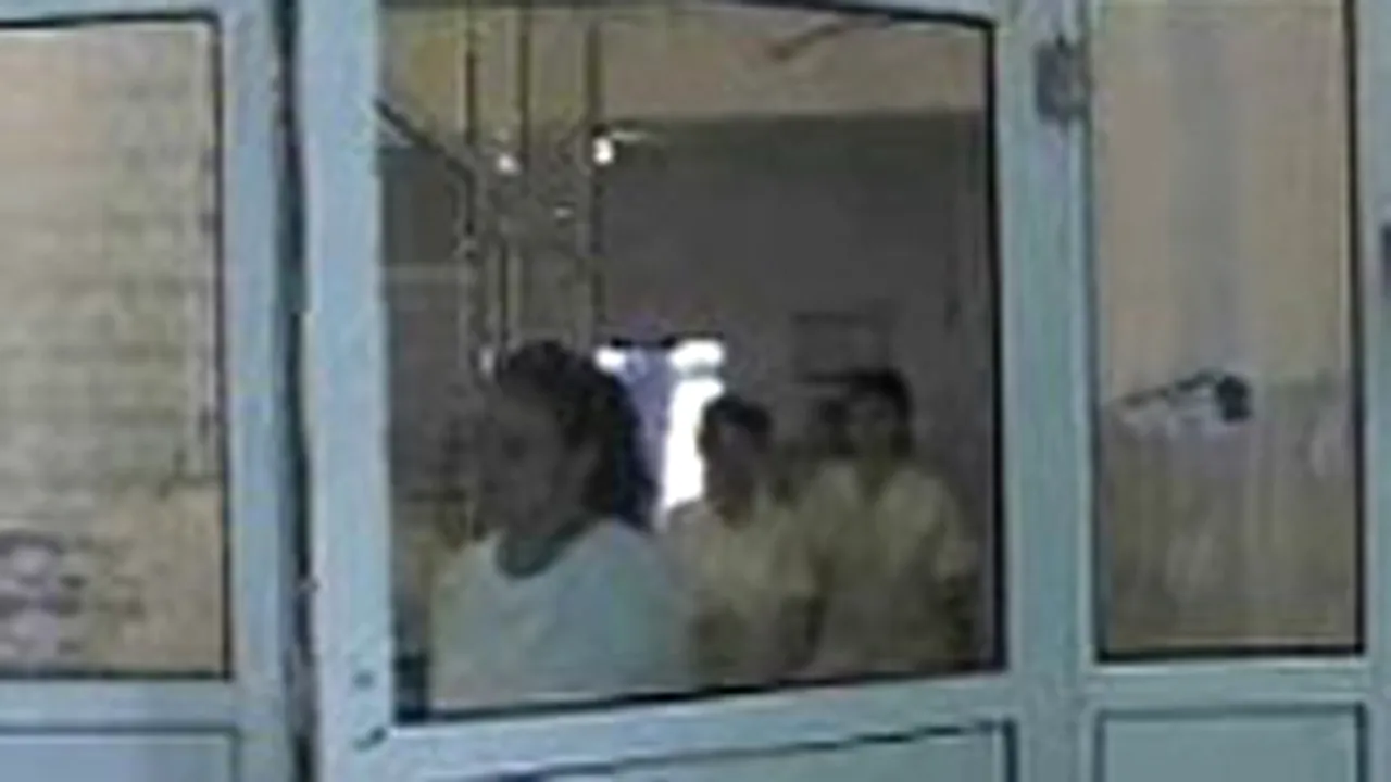 Fetiţă de 13 ani, bătută şi legată de părinţi într-o magazie