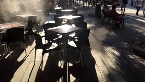 „Masa în oraş” nu va mai fi niciodată la fel. Nouă oameni s-au infectat cu Covid-19, din cauza aerului condiţionat dintr-un restaurant