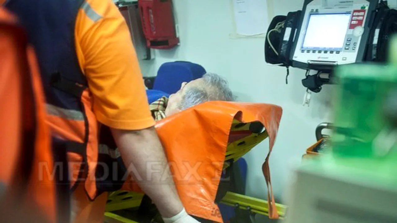 ADRIAN NĂSTASE A ÎNCERCAT SĂ SE SINUCIDĂ. Imagini cu fostul premier în ambulanţă - FOTO