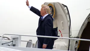 VIDEO | Trump a ajuns la Paris, pentru Parada de 14 iulie. Ultima dată când un preşedinte american a participat la o defilare în Franţa s-a întâmplat în 1989, la bicentenarul Revoluţiei Franceze