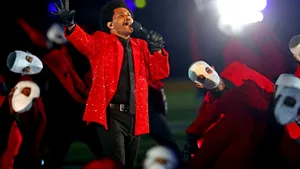 The Weeknd a făcut spectacol la Supebowl într-un sacou roşu personalizat, semnat Givenchy