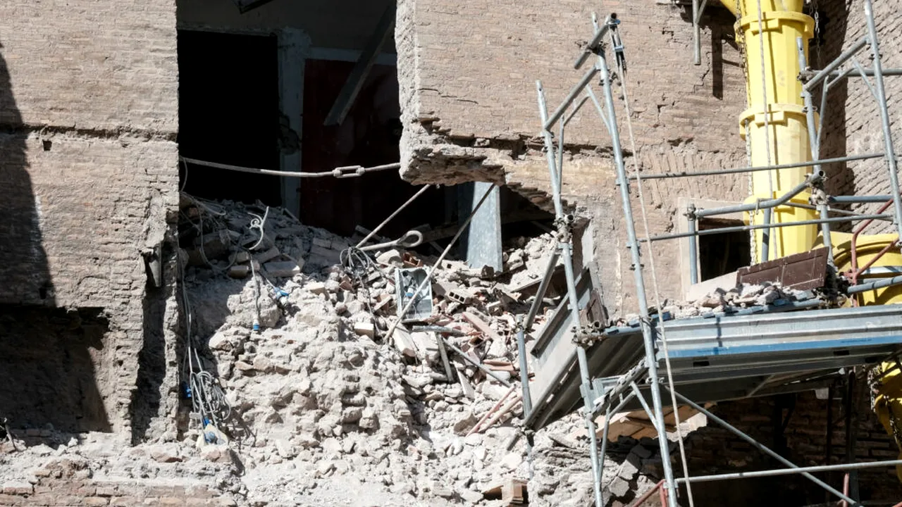 Un turn istoric din Roma aflat în curs de restaurare s-a prăbușit. Un muncitor, prins sub dărâmături