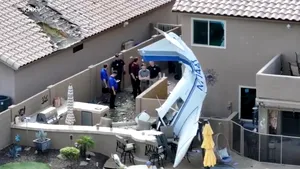Avion de mici dimensiuni prăbușit peste două case în Phoenix. Trei persoane au fost rănite