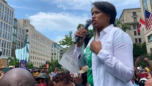 Primăriţa din Washington DC s-a alăturat protestatarilor după ce a cerut plecarea armatei de pe străzi

