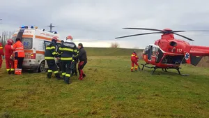 Un bărbat a murit, după ce şoferiţa maşinii în care se afla a intrat într-un stâlp