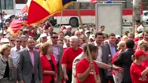 Manifestaţie la Chişinău: 10.000 de simpatizanţi ai PCRM au cerut demisia Guvernului