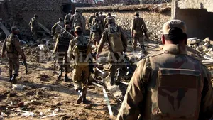 Peste 80 de morţi în Pakistan, în urma unui atentat sinucigaş şi a mai multor raiduri ale armatei