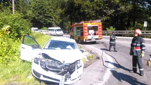 Autocar cu 35 de turişti, implicat în accident rutier în apropiere de Predeal. Drumul este blocat pe ambele sensuri