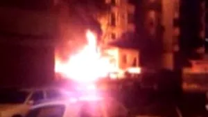 Patru maşini au ars pe o stradă din Târgovişte - VIDEO