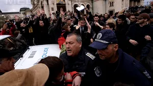 Studenţii bulgari au încercat să blocheze politicienii în Parlament. Patru oameni au fost răniţi, iar alţi 24 au fost reţinuţi de poliţie