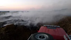 FOTO Incendiu de proporţii în România, la un depozit de gunoi de grajd. Au fost folosite deja 100 de tone de apă