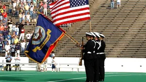 Imnul național al SUA, întrerupt de scandarea „Lăsați Groenlanda în pace”. Șepcile „Make America Go Away” nu se mai găsesc