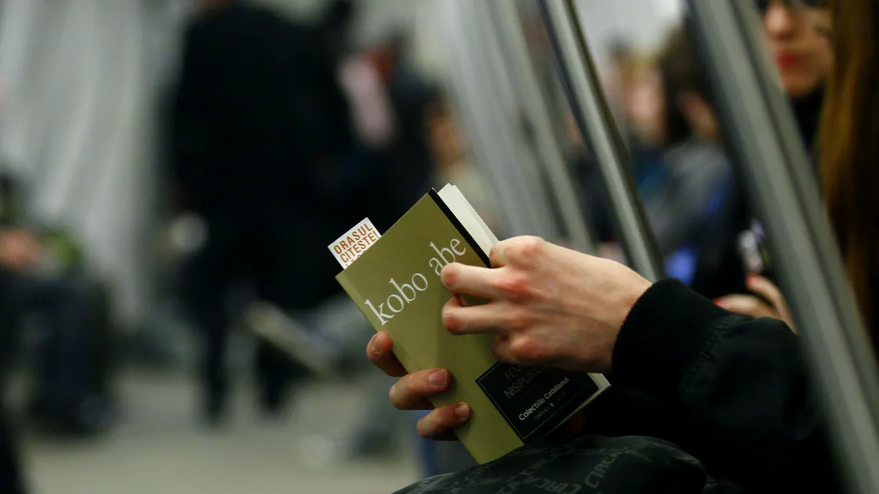 „Atenţie, se deschid cărţile!” Călătoriile cu metroul îi poartă pe bucureşteni prin universul literaturii spaniole