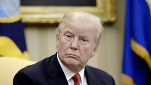 Trump l-a graţiat pe un fost şerif condamnat pentru abordarea dură faţă de imigranţii clandestini, înainte de aflarea sentinţei acestuia