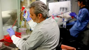 Experţi de la Universitatea Oxford: „Posibilul vaccin poate fi disponibil la toamnă