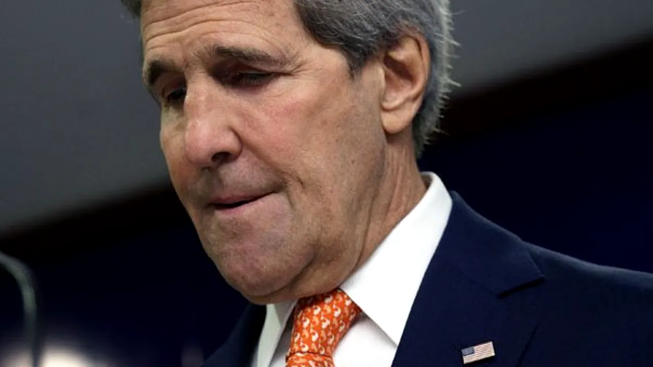 John Kerry a sosit joi seară la Paris. Secretarul de Stat american se va întâlni cu Hollande