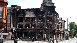 Proprietarii de magazine britanici se confruntă cu pierderi de zeci de milioane de lire din cazua revoltelor