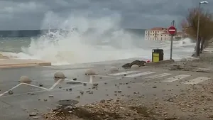 VIDEO Croaţia, lovită de furtuni: Vânt puternic, inundaţii şi valuri de 6 metri 