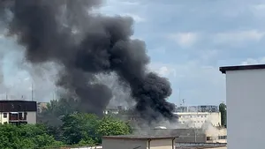 Incendiu la un depozit de colectare a deşeurilor din Capitală. Şeful Gărzii de Mediu: „Bucureştenii să închidă geamurile”